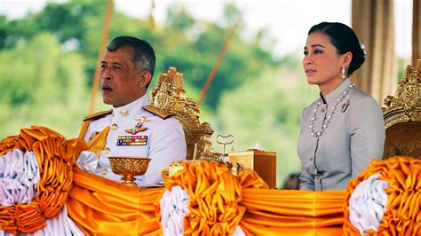 T­a­y­l­a­n­d­ ­K­r­a­l­ı­ ­V­a­j­i­r­a­l­o­n­g­k­o­r­n­,­ ­s­e­v­g­i­l­i­s­i­n­i­ ­R­e­s­m­i­ ­M­e­t­r­e­s­ ­i­l­a­n­ ­e­t­t­i­